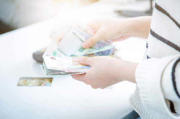 Каждый седьмой россиянин хранит сбережения «под матрасом»