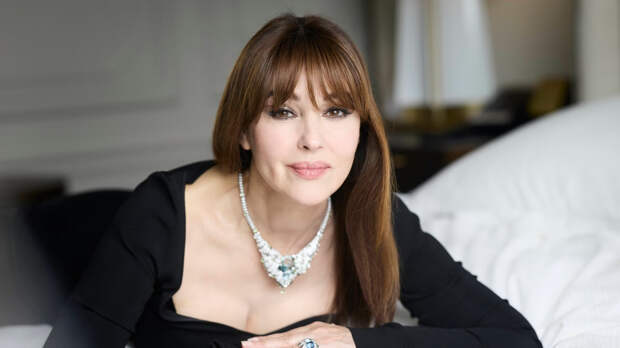 61-летняя Моника Беллуччи снялась в наряде с глубоким декольте для модного журнала