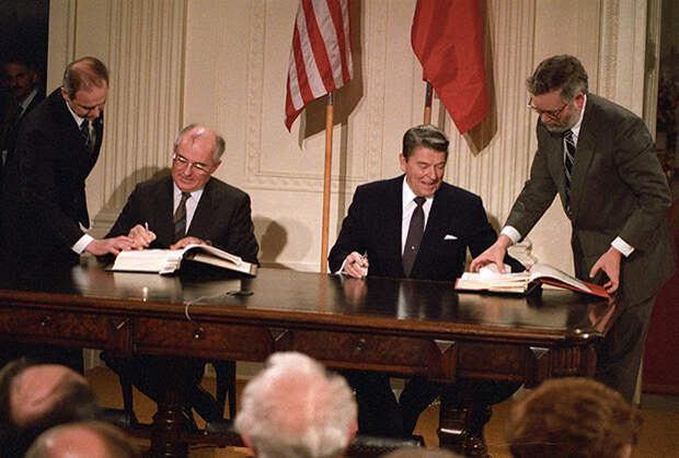 Президент США Рональд Рейган и генеральный секретарь ЦК КПСС Михаил Горбачев подписывают договор о ликвидации ракет средней и меньшей дальности, 1987 год