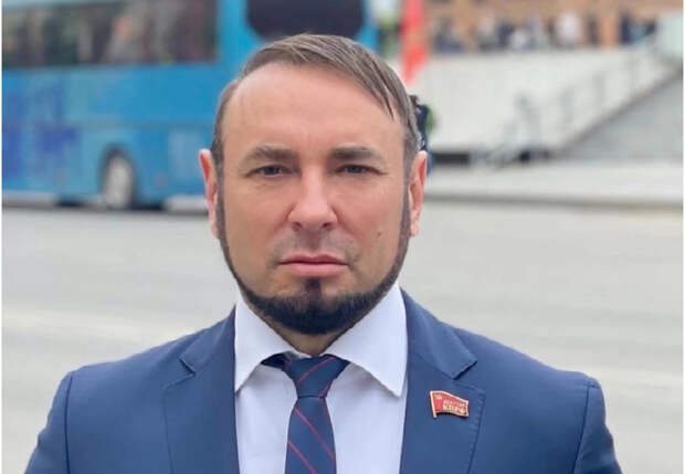 "За 18 млн рублей это не яхта, а шлюпка". В сети высмеивают экс-депутата Андрея Анненко, у которого затонуло судно на Волге