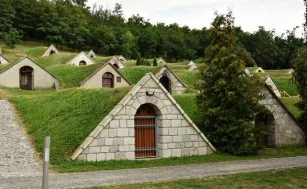 Вход в винный погреб выложен из камня, а крыша покрыта травянистой растительностью (Tokaj-Hegyalja, Венгрия). | Фото: sokszinuvidek.24.hu. Вход в винный погреб выложен из камня, а крыша покрыта травянистой растительностью (Tokaj-Hegyalja, Венгрия). | Фото: sokszinuvidek.24.hu.