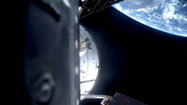 Земля в виде тонкого полумесяца: НАСА показало кадры на пути к Луне