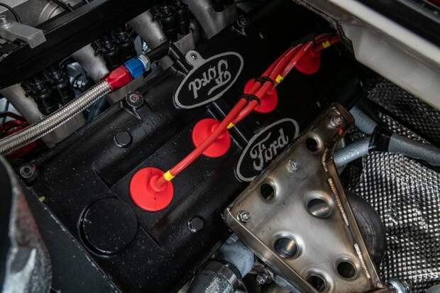 Ультра-редкий гоночный Ford RS200 Evolution из 80-х