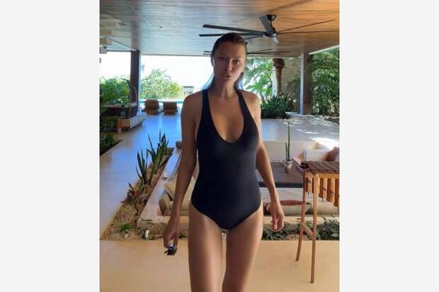 «Немного врезается»: 46-летняя Виктория Боня примерила купальник 13-летней дочери Анджелины