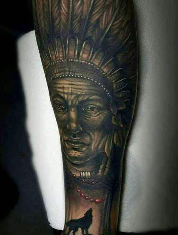 Лицо индейца в татуировке