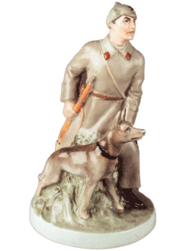 Фарфоровая статуэтка Пограничник Карацупа и го собака Индус. 1930-е годы.png