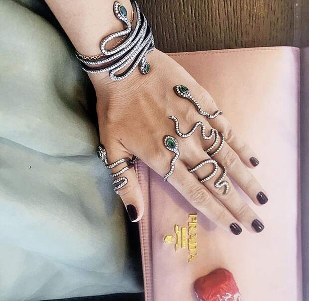 4. Комплект браслет и кольцо, выполненный в виде змеек из изумрудов и бриллиантов. Фото: Instagram.com
