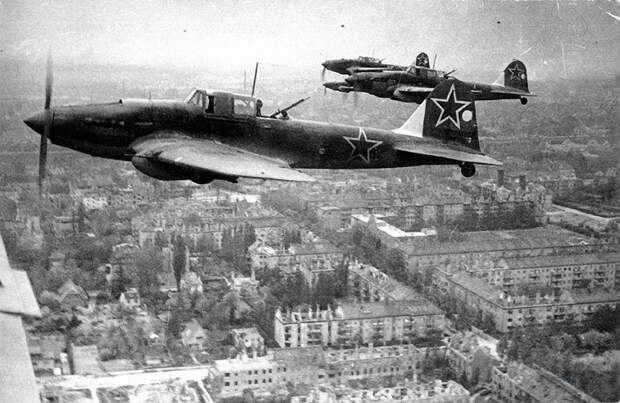 Советские штурмовики Ил-2 из 4-й воздушной армии (командующий — генерал-полковник авиации К. А. Вершинин) в небе над Берлином - Армия, которая умеет воевать | Военно-исторический портал Warspot.ru