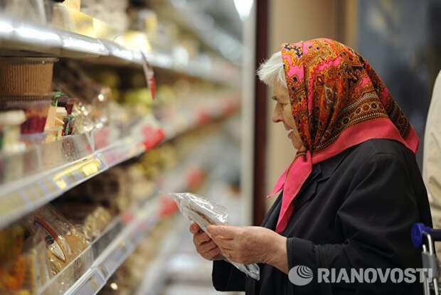 Покупатели в торговом зале логистического и торгового центра «МЕТРО Кэш энд Керри»