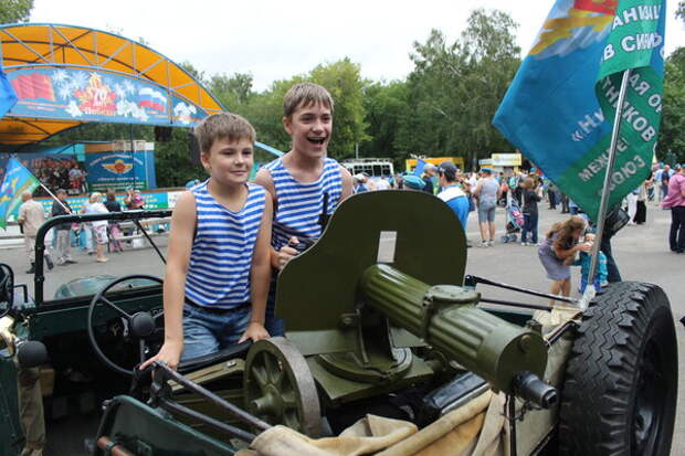 На фото: День ВДВ в Новосибирске. Эти дети никогда не станут агентами влияния... 