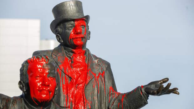 Полицейские установили, кто облил красной краской памятник братьям Люмьер в Екатеринбурге