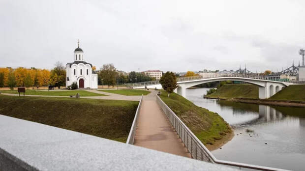 Из Городского сада можно отправиться на набережную и сфотографироваться на фоне Староволжского моста, который является одной из визитных карточек нашего города.