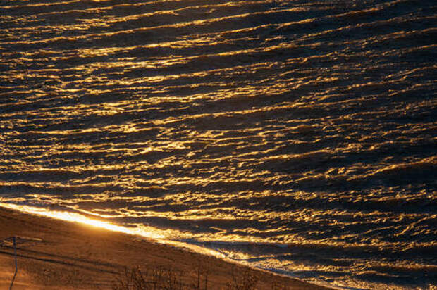 Людей просят уйти от воды. Погода ухудшится на побережье Чёрного моря