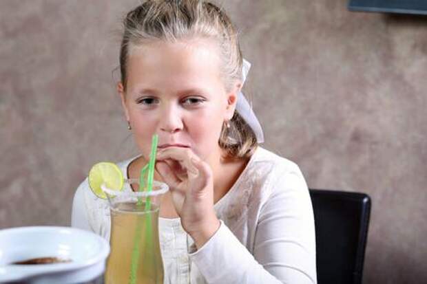 Детское шампанское: чем оно опасно для ребенка?