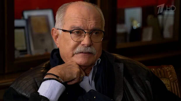 Михалков не стал называть того, кто облил Путина вином на юбилее режиссера