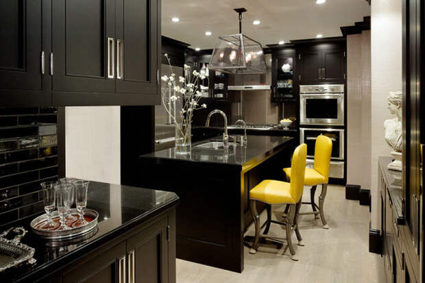 черная кухня с желтыми стульями фото
