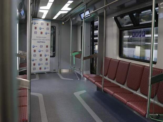 Представители метрополитена организуют экскурсию для юного петербуржца