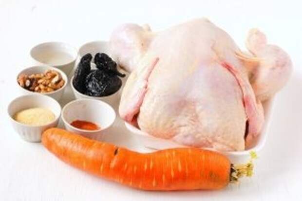 Для приготовления куриного рулета в желе нам понадобится курица, морковь, желатин, вода, чернослив, орехи, соль, перец.