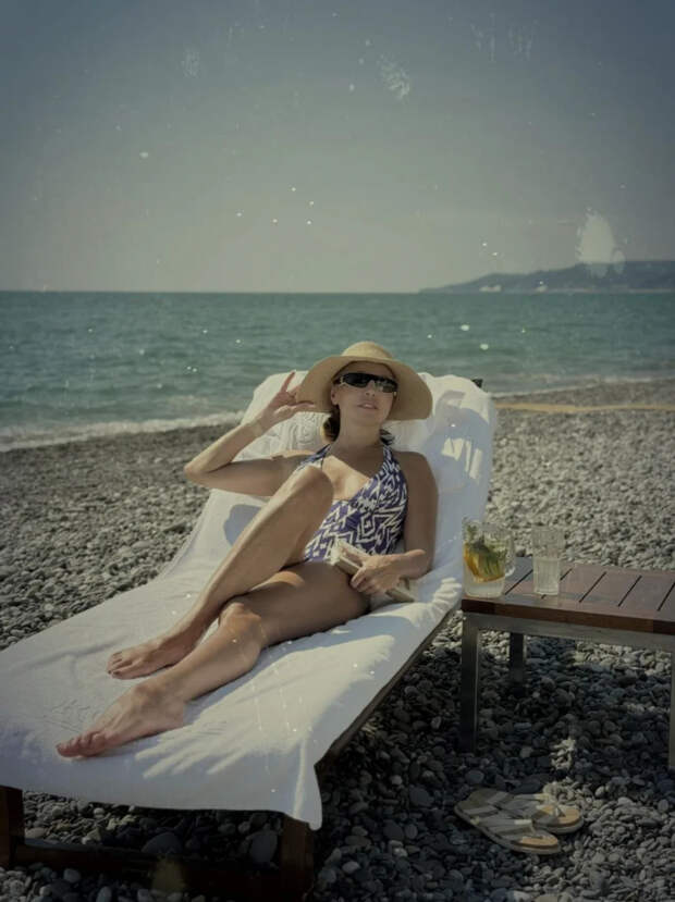 Татьяна Навка “зажгла” сочинский пляж шикарной фигурой в купальнике