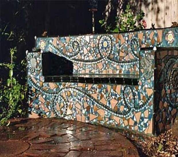 Встроенная скамейка с мозаикой для дачи фото