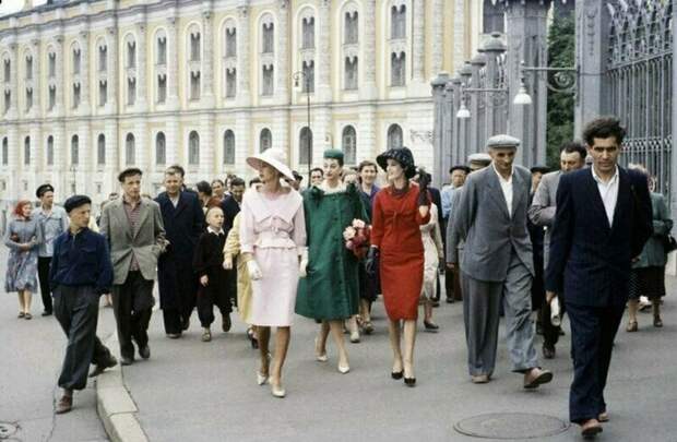 18 снимков о том, как Dior привез французскую моду в СССР
