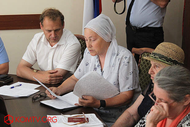 На встрече с православными присутствует Глава феодосийской администрации Сергей Фомич