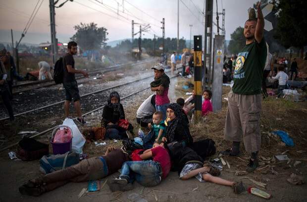 Иммигранты в Греции. Фото: Santi Palacios / AP Иммигранты в Греции. Фото: Santi Palacios / AP