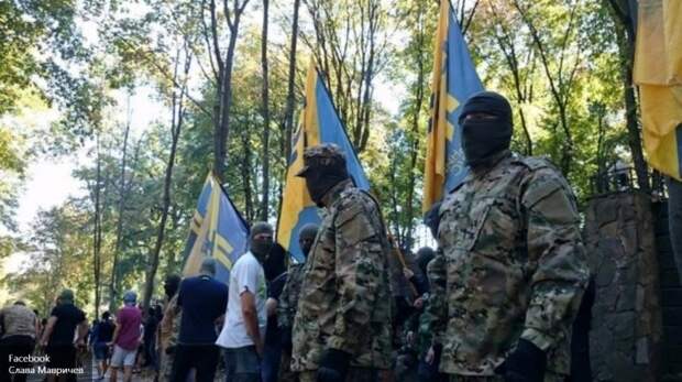 Националисты устроили драку у Мемориала Славы в Харькове Националисты устроили драку у Мемориала Славы в Харькове
