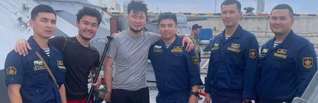 Военные моряки спасли унесенных на сапбордах двух молодых людей в Мангистау