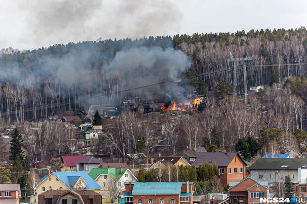 В районе красноярской Сопки загорелись две дачи