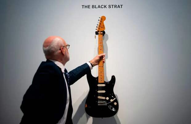 Культовая black Strat Дэвида Гилмора (David Gilmour) только что была продана за 14,5 миллионов долларов и стала самой дорогой гитарой в истории