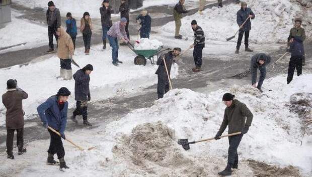 Снежный десант: чиновники предлагают жителям самим навести порядок на улицах