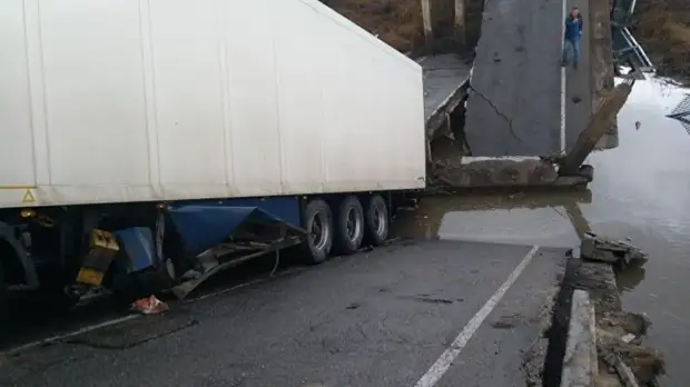 СК возбудил дело после гибели людей при обрушении моста в Приморье