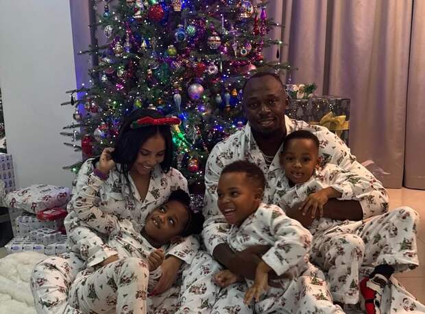 Атлет Усэйн Болт показал рождественское фото с возлюбленной и тремя детьми