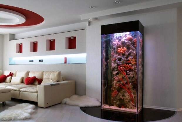 Большой аквариум в гостиной.