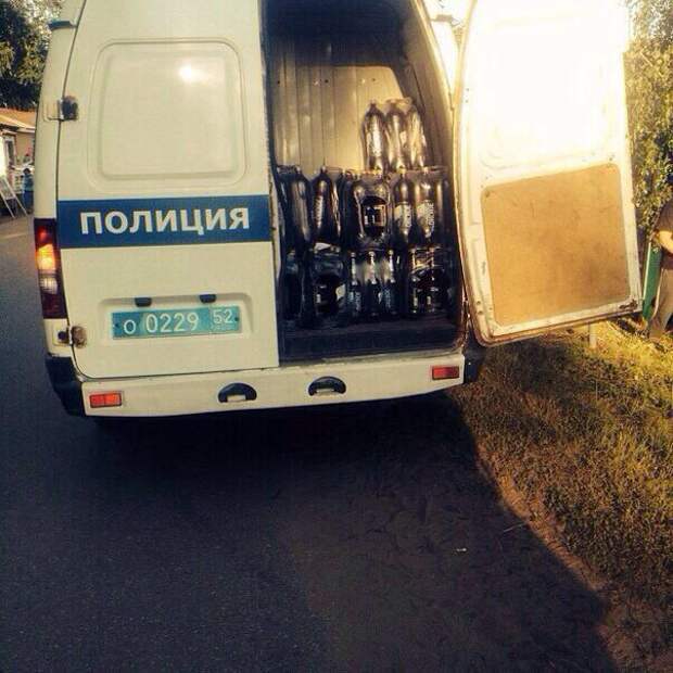 Иногда одному справиться просто нереально  полиция, прикол, юмор