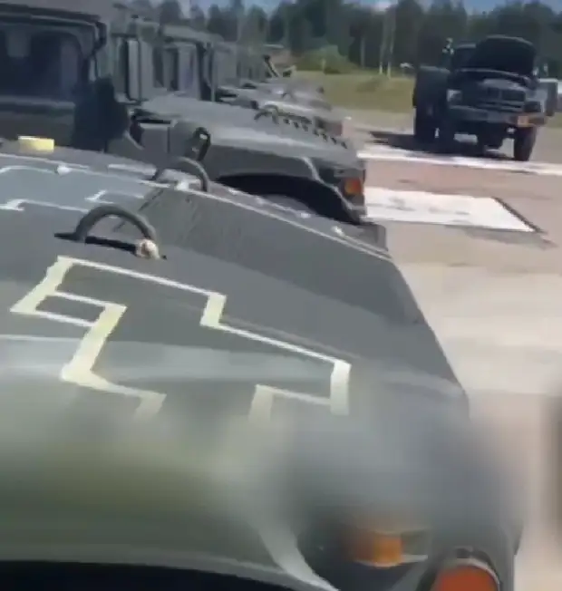 На западе Украины заметили сотни единиц бронированной техники из США