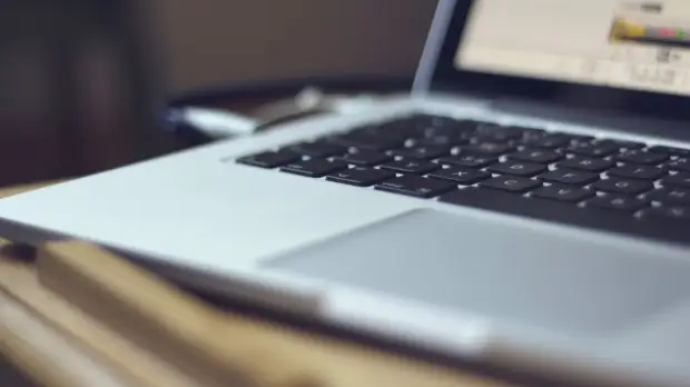 Роскомнадзор: украинский сайт удалил оскорбляющий гимн России контент