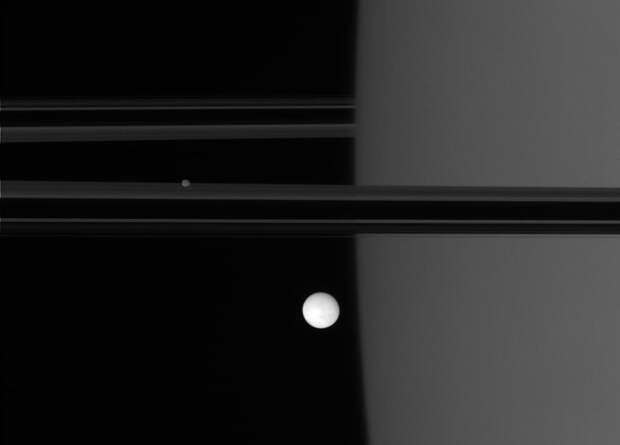 Вид на Энцелад и Сатурн с кольцами с расстояния примерно 1 378 400 кмВид на Энцелад и Сатурн с кольцами с расстояния примерно 1 378 400 км