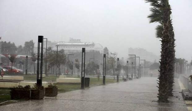 Низкорослым женщинам в Анталье запретили выходить из дома в штормовую погоду