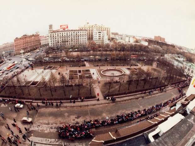 Фото с открытия первого «Макдоналдса» в Москве