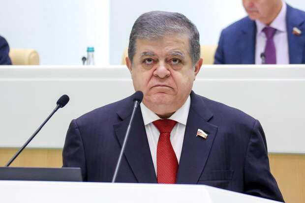 В Совфеде оценили возможность переговоров с Украиной в предложенной Зеленским стране