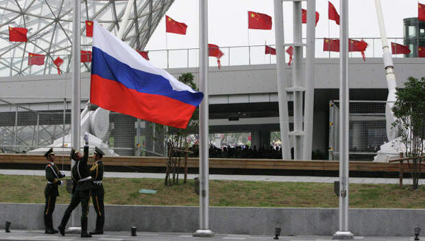 Поднятие российского флага на церемонии открытия Дня России на Всемирной универсальной выставке ЭКСПО-2010 в Шанхае. Архивное фото
