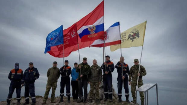 Крымские спасатели развернули Знамя Победы на вершине горы Куш-Кая