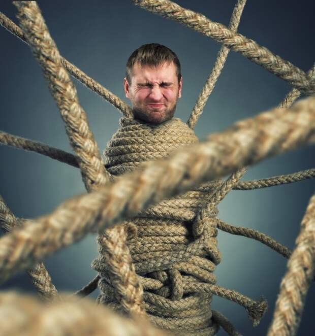 Dollarphotoclub 53762264 700x748 Мужчина в канатах   Man in the ropes