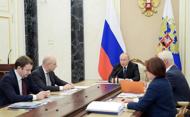 На фото: президент РФ Владимир Путин (в центре), министр экономического развития РФ Максим Орешкин, первый вице-премьер РФ – министр финансов РФ Антон Силуанов и председатель Банка России Эльвира Набиуллина на совещании по экономическим вопросам