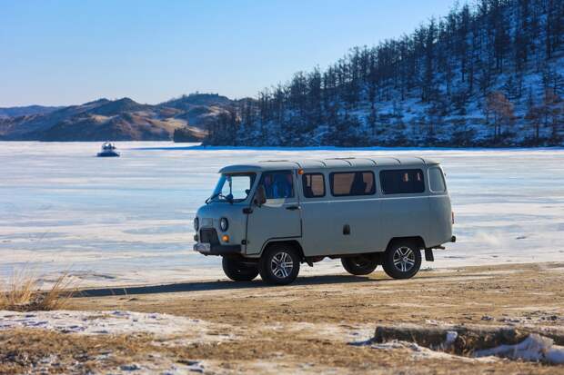 «Буханка» с китайцами ушла под лед в запретном районе Байкала. Есть жертвы