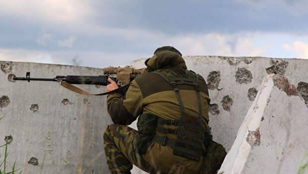 Военнослужащие Народной милиции ЛНР ведут наблюдение на позициях близ линии соприкосновения в Донбассе