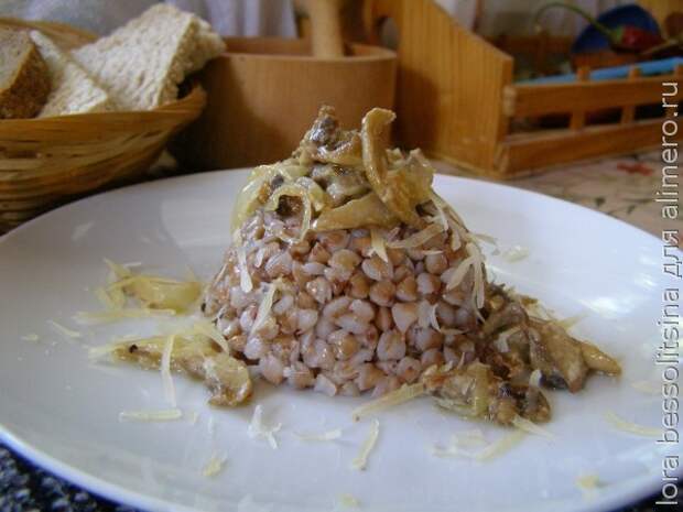 тушеные грибы с кашей
