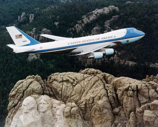 Air Force One над горой Рашмор.jpg